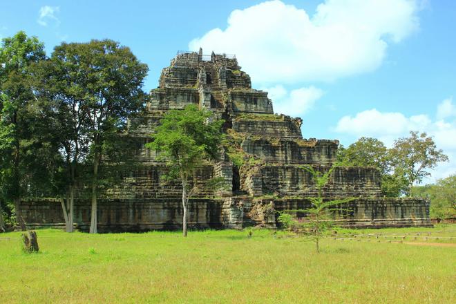 Koh Ker thuộc tỉnh Preah Vihear, cách thành phố Siem Reap 140km về phía Đông Bắc, được vua Jayavarman IV cho xây dựng trong 23 năm (từ năm 921 đến năm 944). Trong hình là Prasat Thom - được mệnh danh là Kim tự tháp của nền văn minh Angkor - uy nghi giữa trời mây xanh biếc và rừng già cổ thụ.